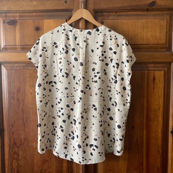 BNWT Rickie’s Flutter Sleeve cream and dark brown blouse. - Picture 2 of 5